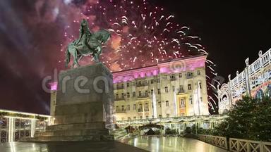 在莫斯科市中心的Tverskaya广场上燃<strong>放烟花</strong>。 尤里·多格鲁基纪念碑，俄罗斯